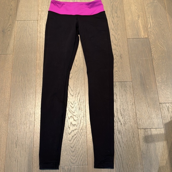 Lululemon Woman's Size 4 Black/Violet Reversible Wunder Under Pant *Full-On Luon - Picture 13 of 13